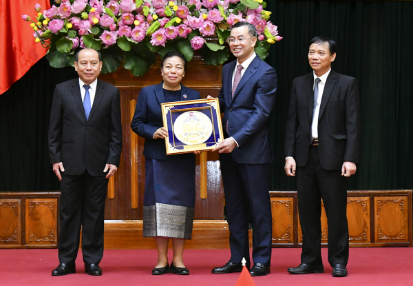 Phó Chủ tịch Quốc hội Lào Sounthone Xayachak tặng quà lưu niệm cho các đại biểu tỉnh Hòa Bình